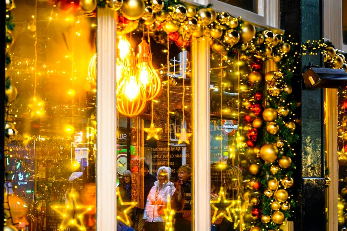 A shop window with golden holiday ornaments