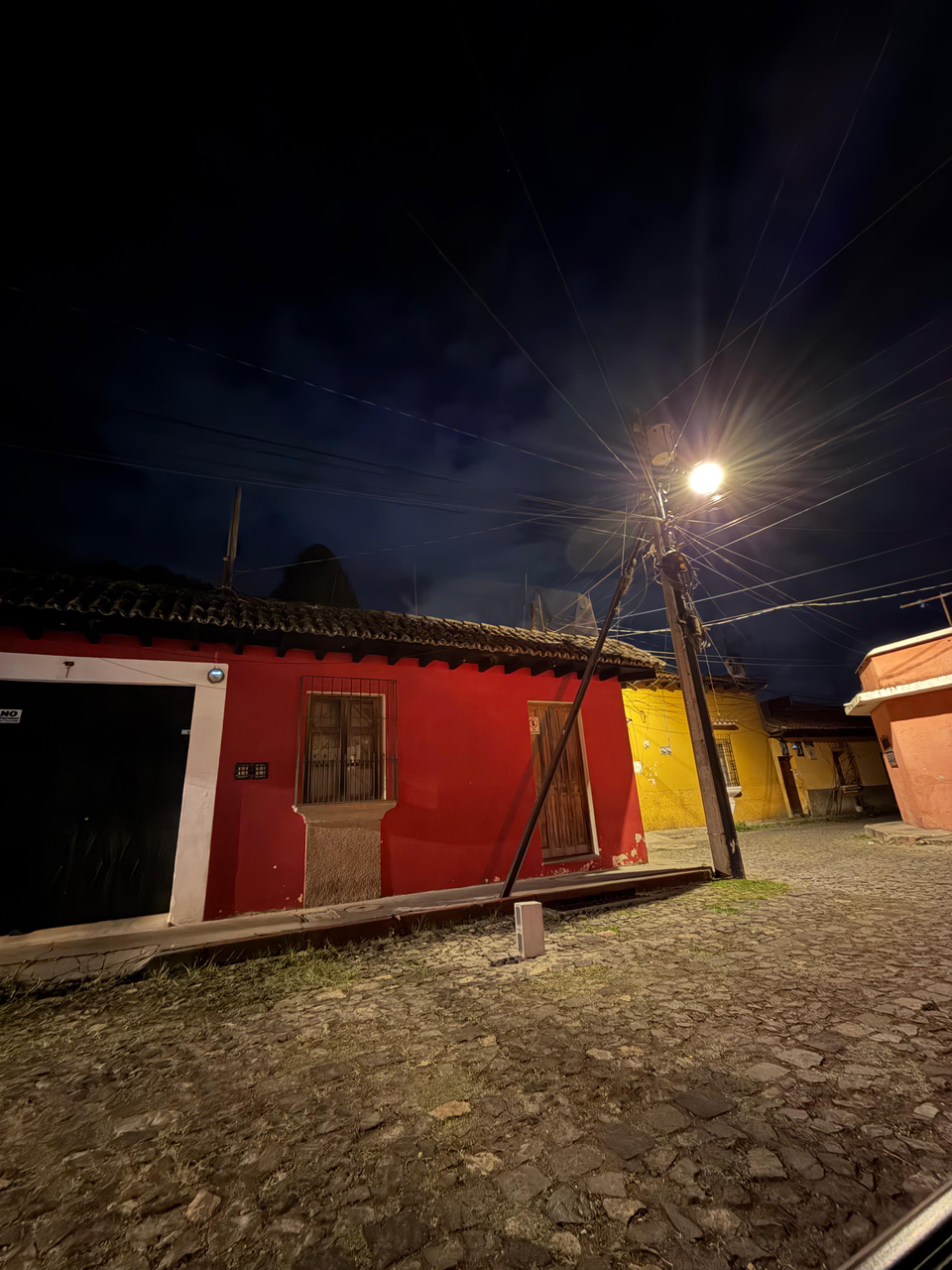 PRIMER BESO on Colores y música en cada rincón